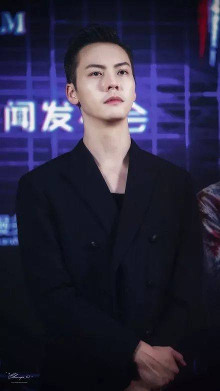 科技魅力男演員，前沿科技產(chǎn)品的體驗(yàn)之旅，感受科技生活新紀(jì)元。