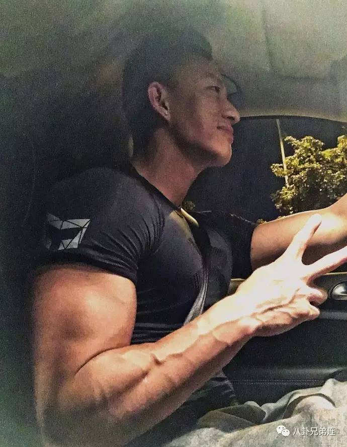 美國肌肉男明星的力量之旅，自信、變化與勵志的勵志故事
