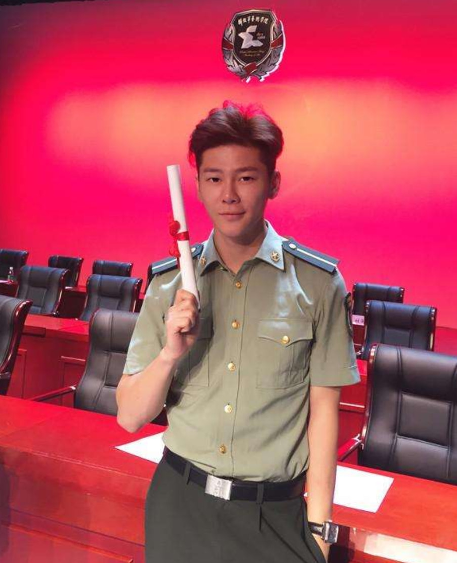 軍藝校草引領(lǐng)科技潮流，開啟未來生活新篇章