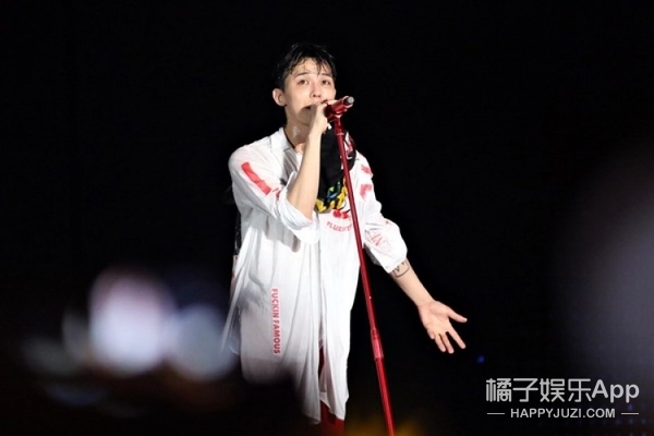 權(quán)志龍最新演唱會(huì)音樂(lè)盛宴震撼再現(xiàn)，現(xiàn)場(chǎng)視頻火熱來(lái)襲！